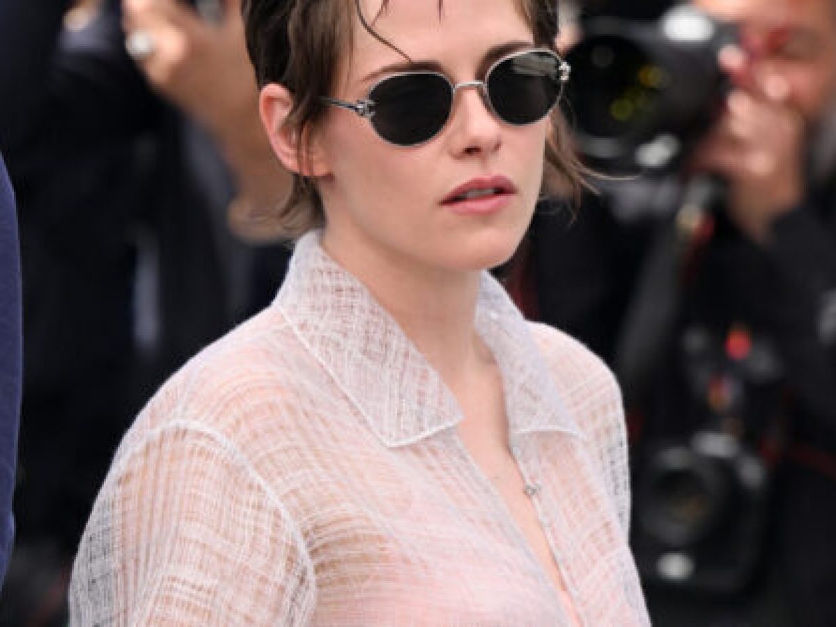 Φεστιβάλ Καννών: Η Kristen Stewart με διάφανο σύνολο Chanel στο photocall της ταινίας «Full Phil»