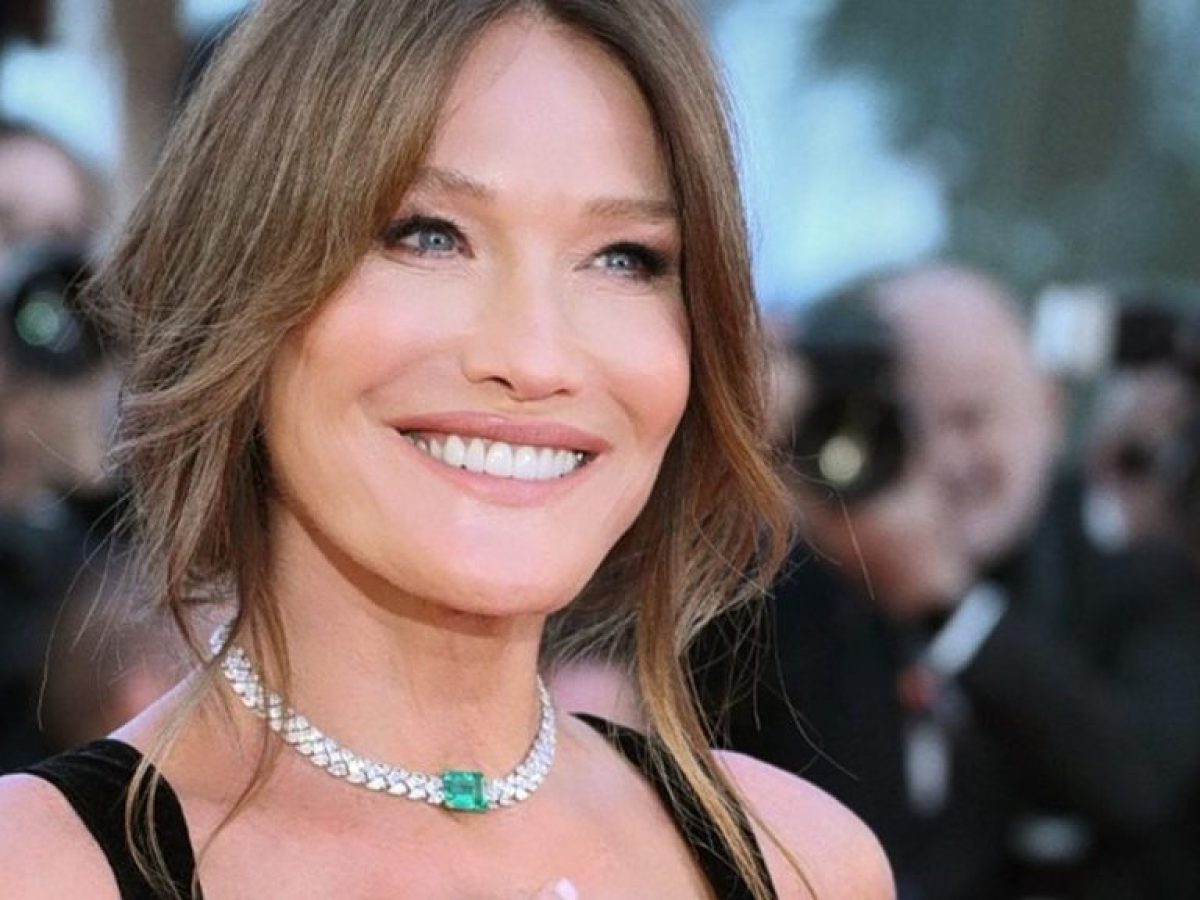 Η Carla Bruni έκανε τα φλας των φωτογράφων να πάρουν φωτιά στο Φεστιβάλ Καννών 2026