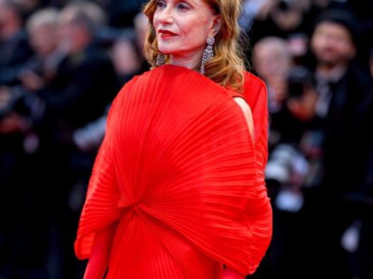 Η Isabelle Huppert επέλεξε Gucci για την πρεμιέρα του Histoires Parallèles στο φεστιβάλ Καννών