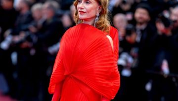 Η Isabelle Huppert επέλεξε Gucci για την πρεμιέρα του Histoires Parallèles στο φεστιβάλ Καννών