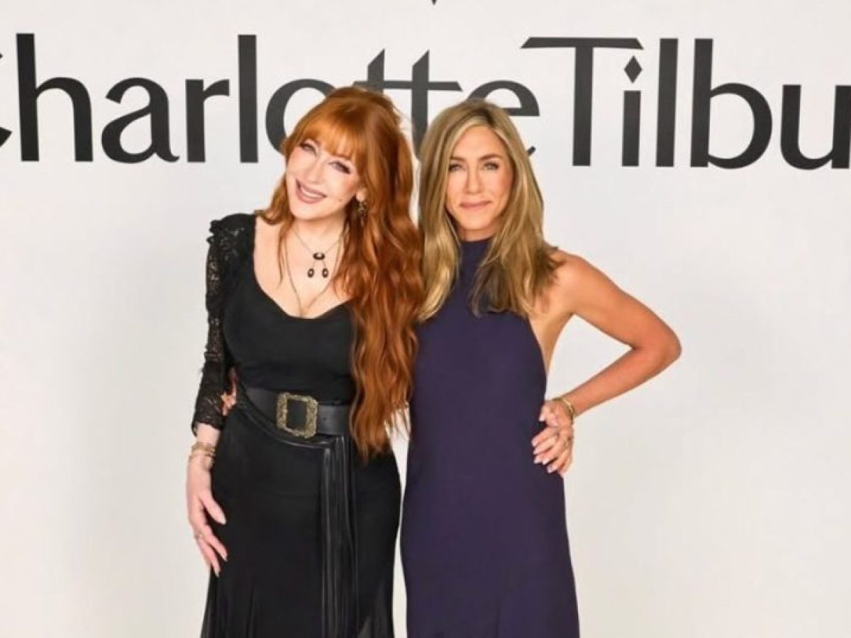 Η Jennifer Aniston και η Charlotte Tilbury ενώνουν haircare και μακιγιάζ σε μια συνεργασία-έκπληξη