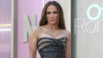 Η Jennifer Lopez αναβίωσε την Υψηλή Ραπτική των ‘00s με μια θρυλική δημιουργία από τη συλλογή Atelier Versace SS04