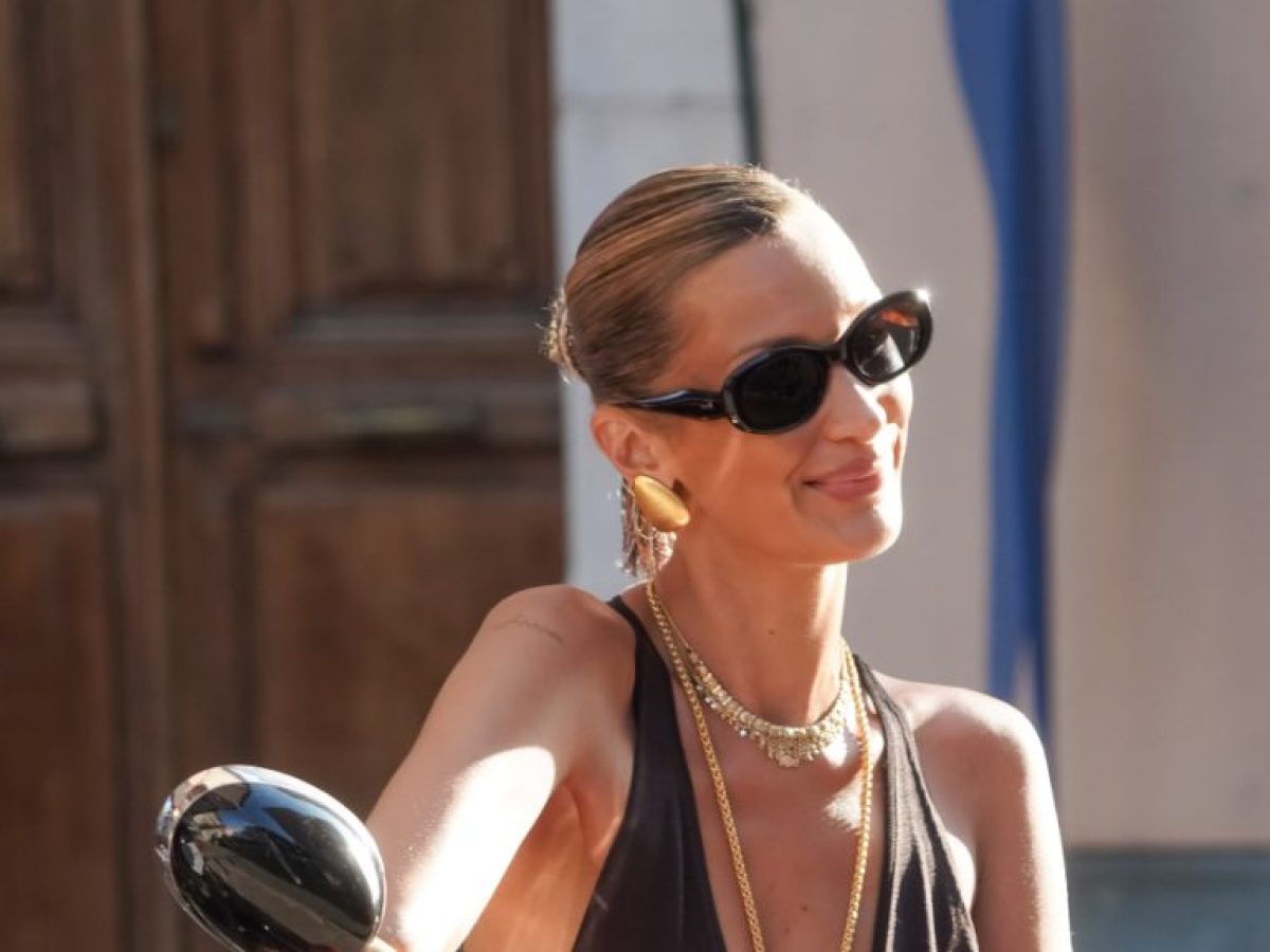 Η Μπέλα Χαντίντ με total Massimo Dutti look – Βρήκαμε το φόρεμα που θα φοράς όλο το καλοκαίρι