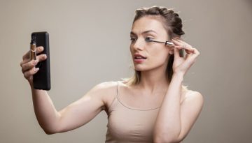 Οι χρωματιστές μάσκαρες ανοίγουν τον δρόμο για bold eye makeup το καλοκαίρι