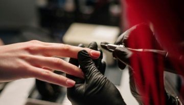Οι «κόκκινες σημαίες» στο nail salon που δείχνουν ότι πρέπει να φύγεις αμέσως