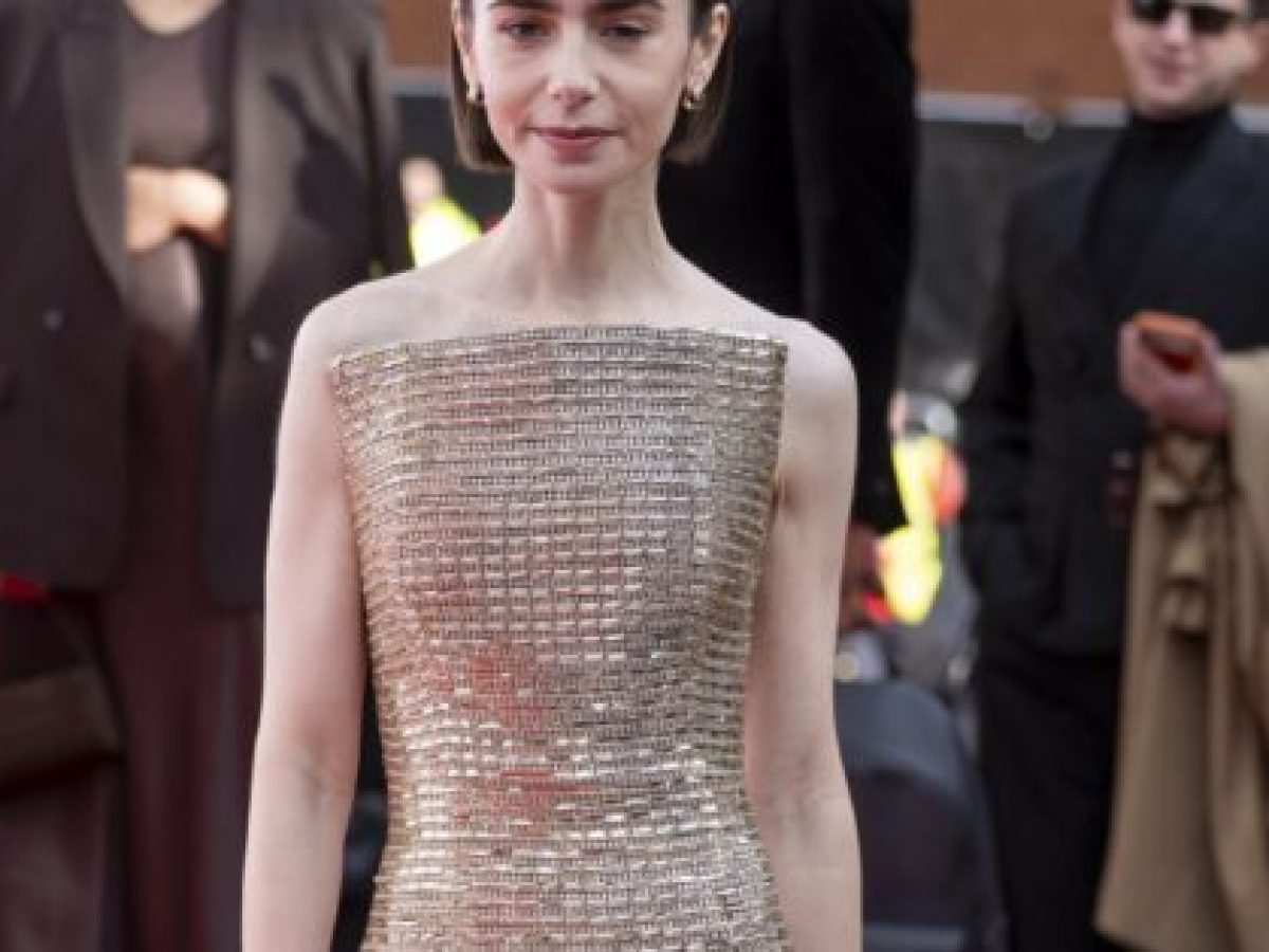 Η λαμπερή εμφάνιση της Lily Collins θα μπορούσε κάλλιστα να ανήκει στην γκαρνταρόμπα της Emily Cooper