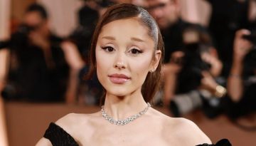 Οι βλεφαρίδες της Ariana Grande από αληθινά πέταλα λουλουδιών φέρνουν πίσω τη μαγεία των ’60s