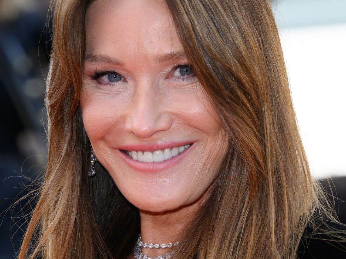 Κάννες 2026: Η Carla Bruni υιοθέτησε το πιο elegant κούρεμα για γυναίκες 50+
