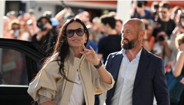 Κάννες 2026: Η Demi Moore φτάνει στο φεστιβάλ με super look