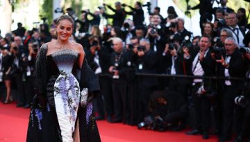 Κάννες 2026: Η Sharon Stone έφτασε στο φεστιβάλ και έκλεψε τις εντυπώσεις