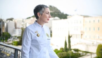 &Mu;ί&nu;&alpha; &Alpha;&pi;&omicron;&sigma;&tau;&omicron;&lambda;ί&delta;&eta;: &Eta; &Epsilon;&lambda;&lambda;&eta;&nu;ί&delta;&alpha; Chocolatier &pi;&omicron;&upsilon; &mu;&epsilon;&tau;έ&tau;&rho;&epsilon;&psi;&epsilon; &tau;&eta; &sigma;&omicron;&kappa;&omicron;&lambda;ά&tau;&alpha; &sigma;&epsilon;&nbsp;&tau;&alpha;&xi;ί&delta;&iota; &alpha;&iota;&sigma;&theta;ή&sigma;&epsilon;&omega;&nu;&nbsp;&kappa;&alpha;&iota; &alpha;&nu;&alpha;&mu;&nu;ή&sigma;&epsilon;&omega;&nu;