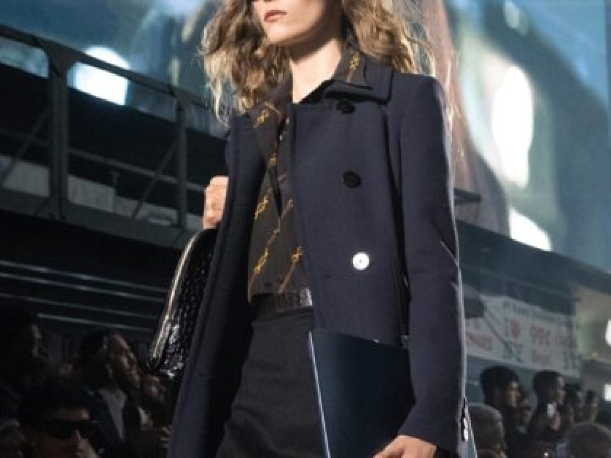 Ο οίκος Gucci μετέτρεψε την Times Square σε ένα εντυπωσιακό σκηνικό για την επίδειξη Cruise 2027