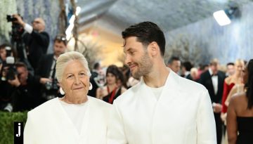 Ο Σιμόν Πορτ Ζακεμούς πήγε στο Met Gala με τη γιαγιά του και έχουμε την πιο cute στιγμή της βραδιάς