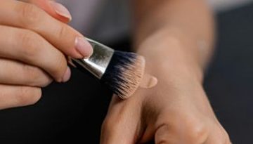 Πώς να απλώσετε σωστά το foundation: Πινέλο ή beauty blender;