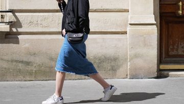 Τα styling tips για να φορέσετε κομψά τη τζιν φούστα αν περάσατε τα 50