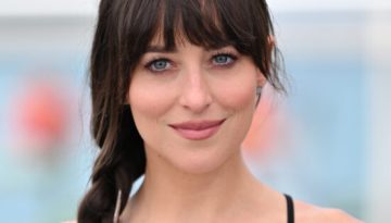 Το αγαπημένο τρικ της Dakota Johnson που κάνει τις βλεφαρίδες να μοιάζουν με ψεύτικες