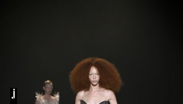 Το έργο της Iris van Herpen παρουσιάζεται σε μία νέα έκθεση, όπου η μόδα συναντά την τέχνη και την επιστήμη