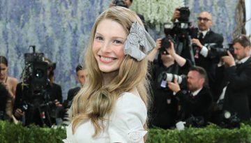 Βaby blue σκιά ματιών: Η Hunter Schafer στο φετινό Met Gala μας έδειξε πως οι παστέλ, ρομαντικές πινελιές παραμένουν ανάμεσα στα trends