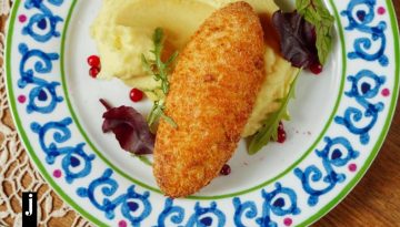 Ζουμερό κοτόπουλο στο air fryer με βουτυράτη γέμιση και τραγανή κρούστα