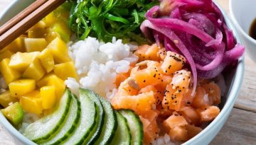 Poke bowl &mu;&epsilon; &sigma;&omicron;&lambda;&omicron;&mu;ό: &Pi;ώ&sigmaf; &nu;&alpha; &phi;&tau;&iota;ά&xi;&epsilon;&tau;&epsilon; &tau;&omicron; &delta;&rho;&omicron;&sigma;&epsilon;&rho;ό &gamma;&epsilon;ύ&mu;&alpha; &sigma;&tau;&omicron; &sigma;&pi;ί&tau; &ndash; &Gamma;ό&beta;&alpha; &Sigma;&tau;&iota;&lambda;έ&tau;&omicron;