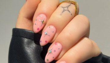 Gem nails: &Eta; &pi;&iota;&omicron; &lambda;&alpha;&mu;&pi;&epsilon;&rho;ή &tau;ά&sigma;&eta; &tau;&omicron;&upsilon; &kappa;&alpha;&lambda;&omicron;&kappa;&alpha;&iota;&rho;&iota;&omicron;ύ &pi;&omicron;&upsilon; &mu;&epsilon;&tau;&alpha;&tau;&rho;έ&pi;&epsilon;&iota; &tau;&omicron; &mu;&alpha;&nu;&iota;&kappa;&iota;&omicron;ύ&rho; &sigma;&epsilon; &kappa;ό&sigma;&mu;&eta;&mu;&alpha; &ndash; Marie Claire