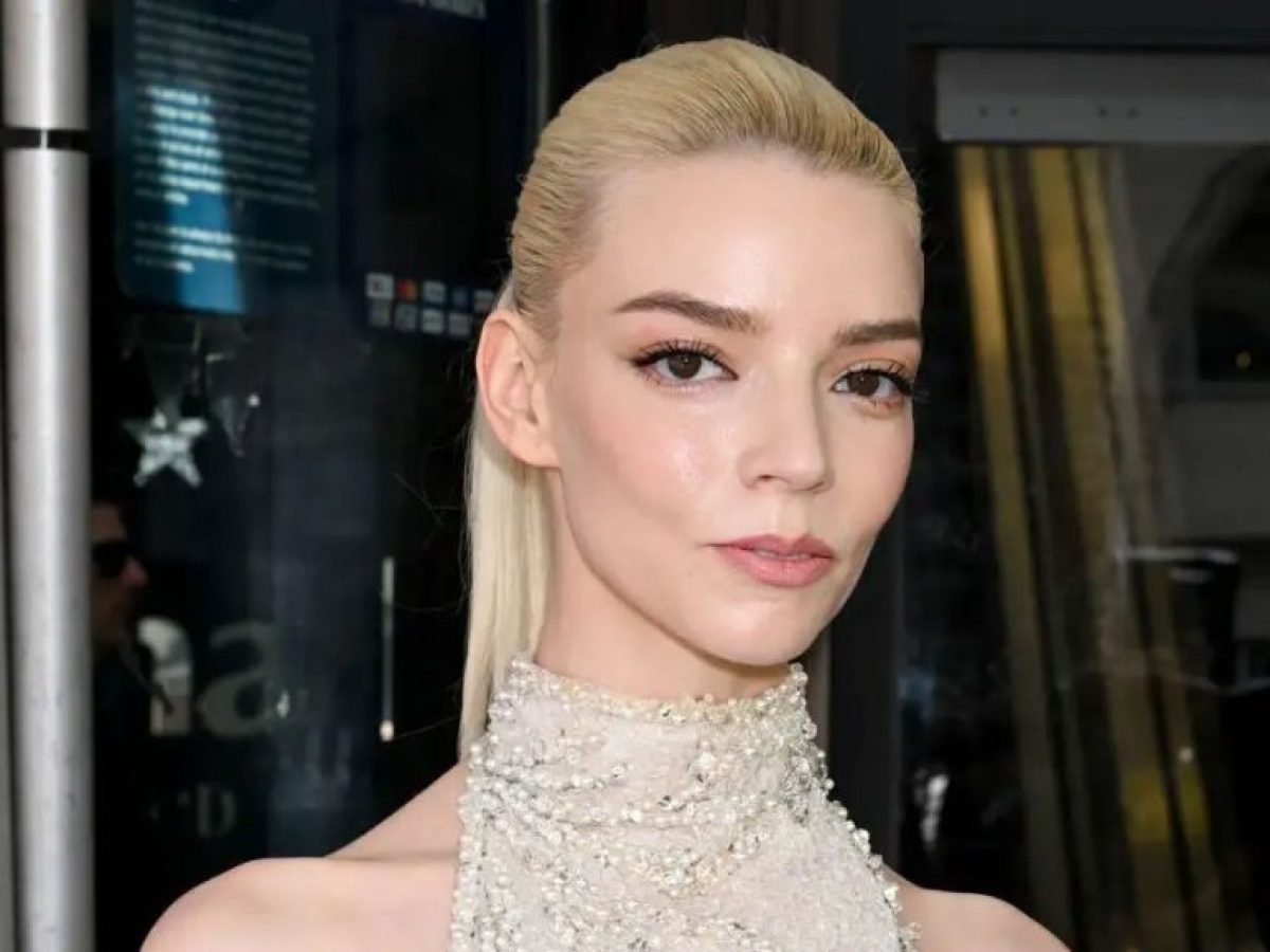 Anya Taylor-Joy: Το μινιμαλιστικό μακιγιάζ της με μεταξένια υφή που θέλουμε να αντιγράψουμε τώρα