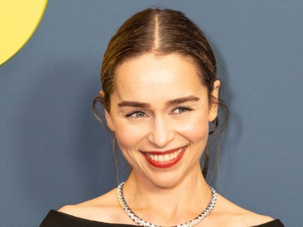 Blunt bob και soft glam μακιγιάζ: Η Emilia Clarke στην τελευταία της εμφάνιση δίνει μαθήματα κομψότητας