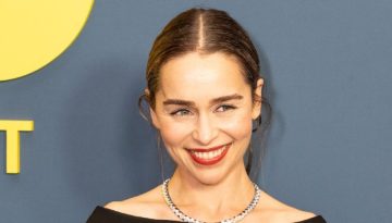 Blunt bob &kappa;&alpha;&iota; soft glam &mu;&alpha;&kappa;&iota;&gamma;&iota;ά&zeta;: &Eta; Emilia Clarke &sigma;&tau;&eta;&nu; &tau;&epsilon;&lambda;&epsilon;&upsilon;&tau;&alpha;ί&alpha; &tau;&eta;&sigmaf; &epsilon;&mu;&phi;ά&nu;&iota;&sigma;&eta; &delta;ί&nu;&epsilon;&iota; &mu;&alpha;&theta;ή&mu;&alpha;&tau;&alpha; &kappa;&omicron;&mu;&psi;ό&tau;&eta;&tau;&alpha;&sigmaf;