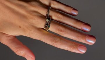 Glass nails: &Eta; &mu;ί&nu;&iota;&mu;&alpha;&lambda; &kappa;&alpha;&iota; &kappa;&omicron;&mu;&psi;ή &tau;ά&sigma;&eta; &pi;&omicron;&upsilon; &kappa;&upsilon;&rho;&iota;&alpha;&rho;&chi;&epsilon;ί &sigma;&tau;&omicron; &kappa;&alpha;&lambda;&omicron;&kappa;&alpha;&iota;&rho;&iota;&nu;ό &mu;&alpha;&nu;&iota;&kappa;&iota;&omicron;ύ&rho; &ndash; Marie Claire