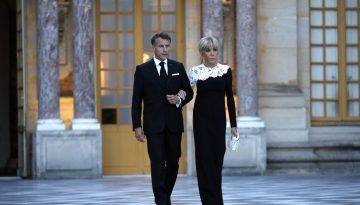 Brigitte Macron: &Eta; &epsilon;&mu;&phi;ά&nu;&iota;&sigma;&eta; &sigma;&tau;&iota;&sigmaf; &Beta;&epsilon;&rho;&sigma;&alpha;&lambda;&lambda;ί&epsilon;&sigmaf; &pi;&omicron;&upsilon; &alpha;&nu;έ&delta;&epsilon;&iota;&xi;&epsilon; &tau;&eta; &delta;&iota;&alpha;&chi;&rho;&omicron;&nu;&iota;&kappa;ή &gamma;&alpha;&lambda;&lambda;&iota;&kappa;ή &kappa;&omicron;&mu;&psi;ό&tau;&eta;&tau;&alpha;