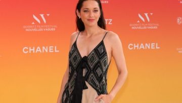&Phi;&epsilon;&sigma;&tau;&iota;&beta;ά&lambda; Biarritz: H Marion Cotillard &epsilon;&nu;&tau;&upsilon;&pi;&omega;&sigma;&iota;ά&zeta;&epsilon;&iota; &mu;&epsilon; Chanel &ndash; Marie Claire