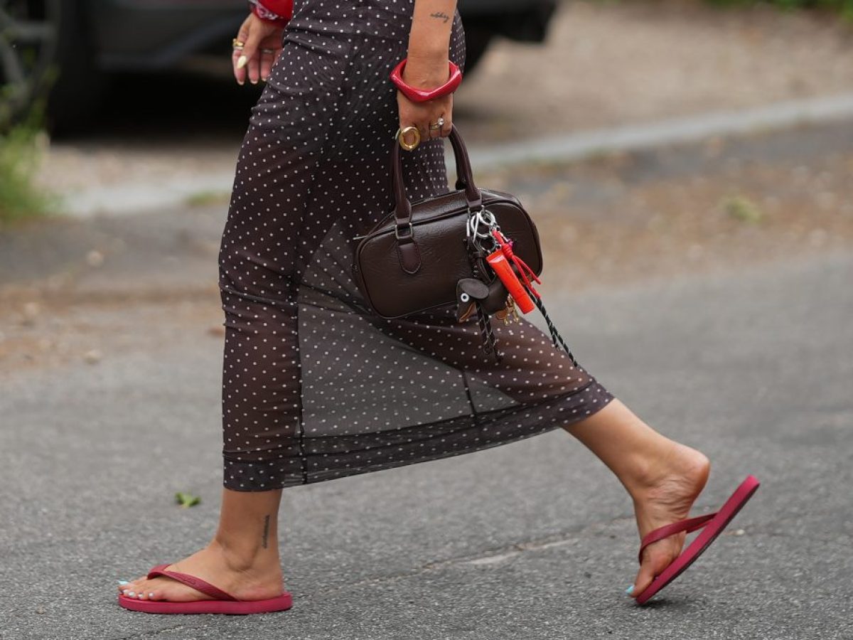 Flip flops: Από την παραλία στο street style – Τα σανδάλια του καλοκαιριού που απέκτησαν νέα ζωή