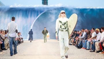O Pharrell Williams &laquo;έ&sigma;&tau;&eta;&sigma;&epsilon;&raquo; έ&nu;&alpha; &gamma;&iota;&gamma;ά&nu;&tau;&iota;&omicron; &pi;&alpha;&lambda;&iota;&rho;&rho;&omicron;ϊ&kappa;ό &kappa;ύ&mu;&alpha; &sigma;&tau;&eta;&nu; &pi;&alpha;&sigma;&alpha;&rho;έ&lambda;&alpha; &tau;&omicron;&upsilon; Louis Vuitton Men&rsquo;s S/S 2027 &kappa;&alpha;&iota; &alpha;&pi;&omicron;&theta;&epsilon;ώ&theta;&eta;&kappa;&epsilon;