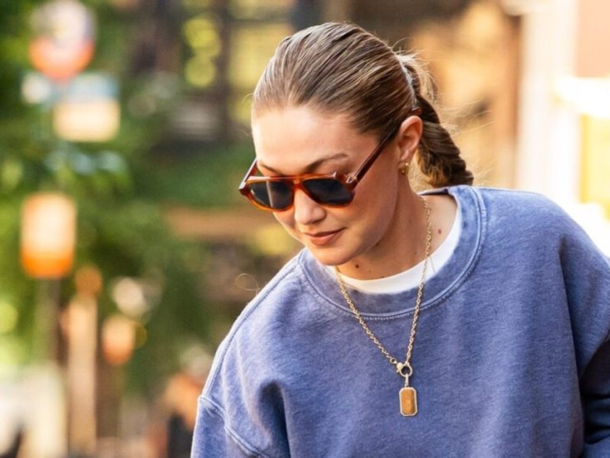 Gigi Hadid: Το κολιέ που δεν αποχωρίζεται ποτέ και η τρυφερή ιστορία πίσω από αυτό