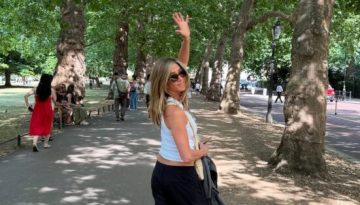 H Jennifer Aniston &sigma;&upsilon;&mu;&pi;&lambda;ή&rho;&omega;&sigma;&epsilon; &tau;&omicron; &alpha;&sigma;&pi;&rho;ό&mu;&alpha;&upsilon;&rho;&omicron; &sigma;ύ&nu;&omicron;&lambda;ό &tau;&eta;&sigmaf; &mu;&epsilon; έ&nu;&alpha; &zeta;&epsilon;&upsilon;&gamma;ά&rho;&iota; flip-flops
