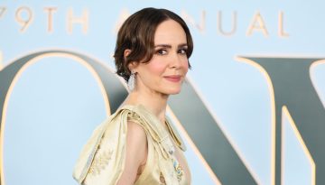 H Sarah Paulson &epsilon;ί&chi;&epsilon; &tau;&omicron; &pi;&iota;&omicron; &epsilon;&mu;&pi;&nu;&epsilon;&upsilon;&sigma;&mu;έ&nu;&omicron; beauty look &sigma;&tau;&alpha; Tony Awards