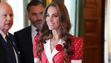 Kate Middleton: &Eta; &epsilon;&mu;&phi;ά&nu;&iota;&sigma;&eta; &mu;&epsilon; tea dress &pi;&omicron;&upsilon; &xi;&epsilon;&chi;ώ&rho;&iota;&sigma;&epsilon; &sigma;&epsilon; &mu;&iota;&alpha; &iota;&delta;&iota;&alpha;ί&tau;&epsilon;&rho;&alpha; &sigma;&upsilon;&gamma;&kappa;&iota;&nu;&eta;&tau;&iota;&kappa;ή &beta;&alpha;&sigma;&iota;&lambda;&iota;&kappa;ή &epsilon;&kappa;&delta;ή&lambda;&omega;&sigma;&eta;