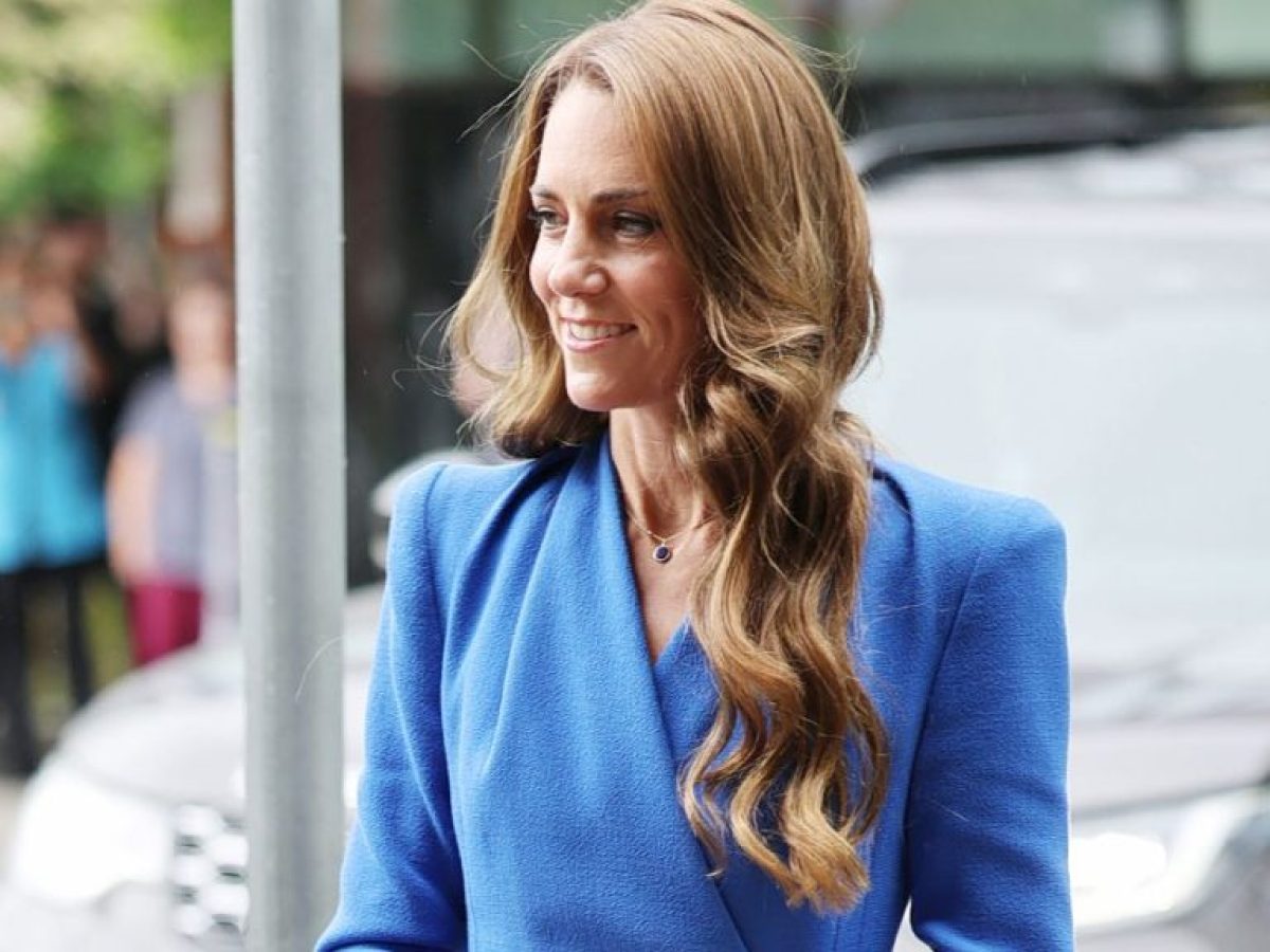 Kate Middleton: Η συγκινητική επίσκεψη σε κέντρο καρκίνου και το κομψό cobalt blue φόρεμα
