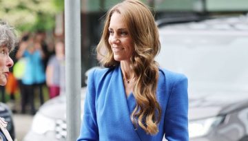 Kate Middleton: &Eta; &sigma;&upsilon;&gamma;&kappa;&iota;&nu;&eta;&tau;&iota;&kappa;ή &epsilon;&pi;ί&sigma;&kappa;&epsilon;&psi;&eta; &sigma;&epsilon; &kappa;έ&nu;&tau;&rho;&omicron; &kappa;&alpha;&rho;&kappa;ί&nu;&omicron;&upsilon; &kappa;&alpha;&iota; &tau;&omicron; &kappa;&omicron;&mu;&psi;ό cobalt blue &phi;ό&rho;&epsilon;&mu;&alpha;