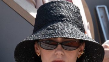 Lily Collins:&Tau;&omicron; &kappa;&alpha;&pi;έ&lambda;&omicron; &pi;&omicron;&upsilon; έ&kappa;&lambda;&epsilon;&psi;&epsilon; &tau;&iota;&sigmaf; &epsilon;&nu;&tau;&upsilon;&pi;ώ&sigma;&epsilon;&iota;&sigmaf; &sigma;&tau;&omicron; Roland Garros