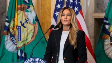 Melania Trump: &Kappa;&alpha;&mu;ί&alpha; ά&lambda;&lambda;&eta; &delta;&epsilon;&nu; &upsilon;&pi;&omicron;&sigma;&tau;&eta;&rho;ί&zeta;&epsilon;&iota; &tau;&omicron; navy chic ό&pi;&omega;&sigmaf; &alpha;&upsilon;&tau;ή