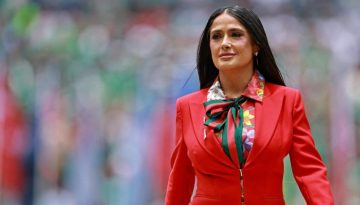 Salma Hayek: &Epsilon;&nu;&tau;&upsilon;&pi;&omega;&sigma;&iota;&alpha;&kappa;ή &sigma;&tau;&eta;&nu; έ&nu;&alpha;&rho;&xi;&eta; &tau;&omicron;&upsilon; &Mu;&omicron;&upsilon;&nu;&tau;&iota;ά&lambda; 2026 &mu;&epsilon; &kappa;&alpha;&tau;&alpha;&kappa;ό&kappa;&kappa;&iota;&nu;&omicron; power suit