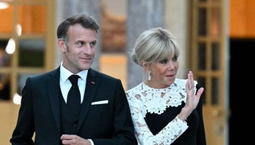 &Eta; Brigitte Macron &upsilon;&pi;&omicron;&delta;έ&chi;&tau;&eta;&kappa;&epsilon; &tau;&omicron;&nu; Donald Trump &sigma;&tau;&iota;&sigmaf; &Beta;&epsilon;&rho;&sigma;&alpha;&lambda;&lambda;ί&epsilon;&sigmaf; &mu;&epsilon; &tau;&omicron; &alpha;&pi;ό&lambda;&upsilon;&tau;&omicron; sophisticated fashion statement