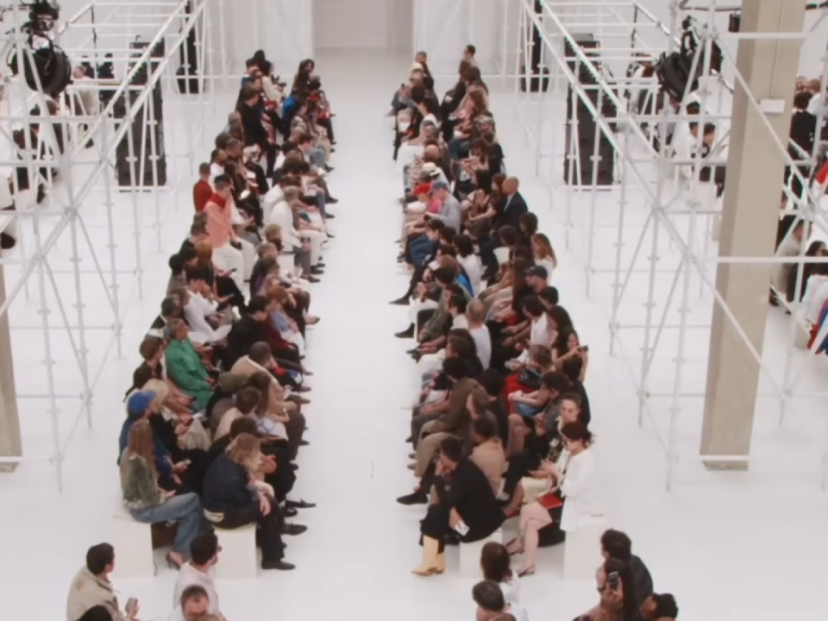 Celine Men’s SS 2027: Το φινάλε της Εβδομάδας Ανδρικής Μόδας του Παρισιού ήταν μια ωδή στην προσωπική έκφραση