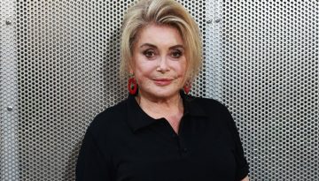 Catherine Deneuve: &Tau;&omicron; &kappa;&omicron;&mu;&psi;ό &kappa;&alpha;&iota; &theta;&eta;&lambda;&upsilon;&kappa;ό &sigma;ύ&nu;&omicron;&lambda;&omicron; &sigma;&tau;&omicron; show Ami Paris