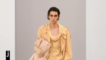 Dries Van Noten: &Eta; &alpha;έ&rho;&iota;&nu;&eta; Men&rsquo;s SS 2027 &sigma;&upsilon;&lambda;&lambda;&omicron;&gamma;ή &tau;&omicron;&upsilon;, &epsilon;ί&nu;&alpha;&iota; &gamma;&epsilon;&mu;ά&tau;&eta; &chi;&rho;ώ&mu;&alpha; &kappa;&alpha;&iota; &epsilon;&lambda;&epsilon;&upsilon;&theta;&epsilon;&rho;ί&alpha;