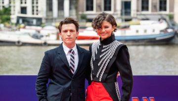 Zendaya -Tom Holland: &Pi;&omicron;&zeta;ά&rho;&omicron;&upsilon;&nu; &mu;&epsilon; &tau;έ&lambda;&epsilon;&iota;&omicron; &sigma;&tau;&iota;&lambda; &kappa;&alpha;&iota; &omicron; &eta;&theta;&omicron;&pi;&omicron;&iota;ό&sigmaf; &epsilon;&pi;&iota;&beta;&epsilon;&beta;&alpha;&iota;ώ&nu;&epsilon;&iota; &gamma;&iota;&alpha; &pi;&rho;ώ&tau;&eta; &phi;&omicron;&rho;ά &tau;&omicron;&nu; &gamma;ά&mu;&omicron; &tau;&omicron;&upsilon;&sigmaf;
