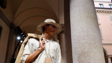 Giorgio Armani SS27: &Tau;&alpha; &chi;&rho;ώ&mu;&alpha;&tau;&alpha; &tau;&eta;&sigmaf; &Mu;&epsilon;&sigma;&omicron;&gamma;&epsilon;ί&omicron;&upsilon; &gamma;ί&nu;&omicron;&nu;&tau;&alpha;&iota; &eta; &pi;&iota;&omicron; &kappa;&omicron;&mu;&psi;ή έ&mu;&pi;&nu;&epsilon;&upsilon;&sigma;&eta; &tau;&omicron;&upsilon; &kappa;&alpha;&lambda;&omicron;&kappa;&alpha;&iota;&rho;&iota;&omicron;ύ