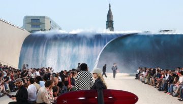 Surf & The City: &Eta; Louis Vuitton έ&sigma;&tau;&eta;&sigma;&epsilon; &mu;ί&alpha; &pi;&alpha;&rho;&alpha;&lambda;ί&alpha; &sigma;&tau;&eta;&nu; &kappa;&alpha;&rho;&delta;&iota;ά &tau;&omicron;&upsilon; &Pi;&alpha;&rho;&iota;&sigma;&iota;&omicron;ύ