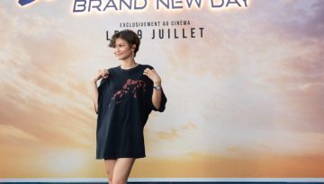 Zendaya: &Epsilon;&mu;&phi;&alpha;&nu;ί&sigma;&tau;&eta;&kappa;&epsilon; &sigma;&tau;&omicron; &kappa;ό&kappa;&kappa;&iota;&nu;&omicron; &chi;&alpha;&lambda;ί &mu;&epsilon; έ&nu;&alpha; t-shirt &kappa;&alpha;&iota; &alpha;&pi;έ&delta;&epsilon;&iota;&xi;&epsilon; ό&tau;&iota; &tau;&omicron; &sigma;&tau;&iota;&lambda; &delta;&epsilon;&nu; &mu;&epsilon;&tau;&rho;&iota;έ&tau;&alpha;&iota; &sigma;&epsilon; &epsilon;&upsilon;&rho;ώ